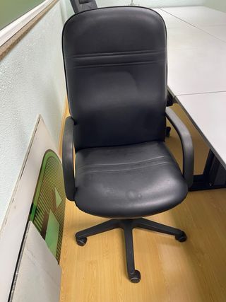 Sillón de oficina negro muy comodo