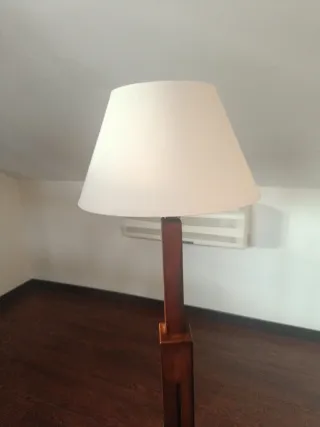 Lámpara de pie salón madera, alturas regulable.