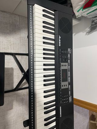 Teclado Alesis Harmony 61 con soporte