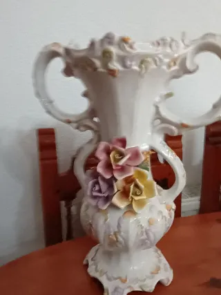 Jarrón de cerámica blanco con flores