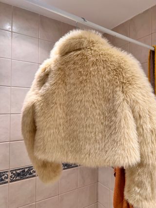 Cazadora pelo beige talla S con etiqueta