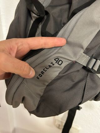 Mochila Quechua Forclaz 40L Gris