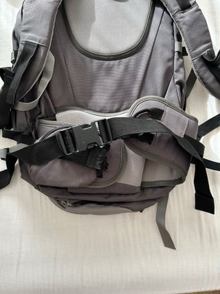 Mochila Quechua Forclaz 40L Gris