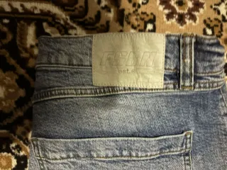 Jeans baggy strappati
