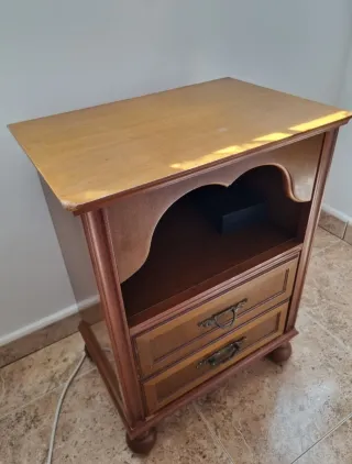 Mesita de noche de madera con 2 cajones