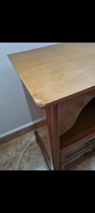 Mesita de noche de madera con 2 cajones