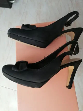 Zapatos de fiesta negros con lazo