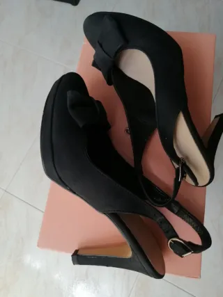 Zapatos de fiesta negros con lazo