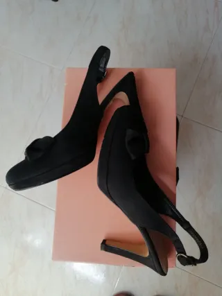 Zapatos de fiesta negros con lazo