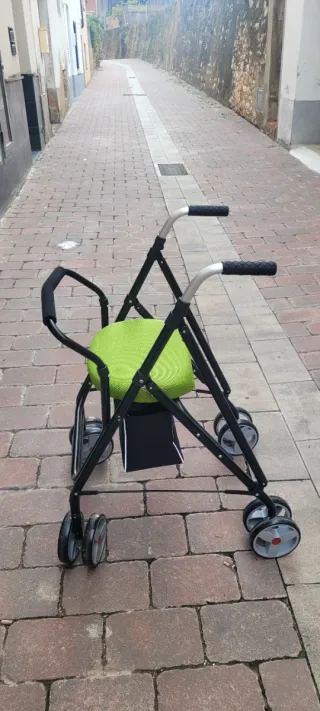 Andador con asiento y ruedas