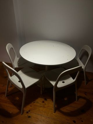 Sillas blancas de plástico