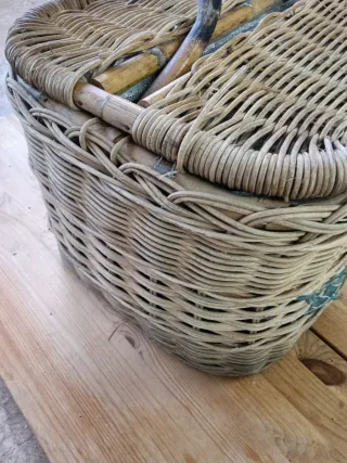 Cesta de picnic antigua de mimbre