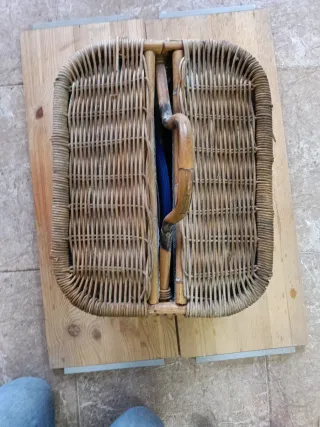 Cesta de picnic antigua de mimbre