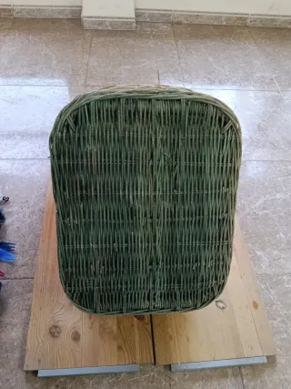 Cesta de picnic antigua de mimbre