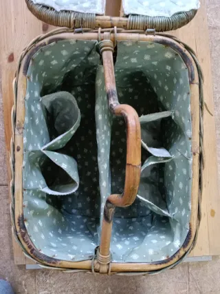 Cesta de picnic antigua de mimbre