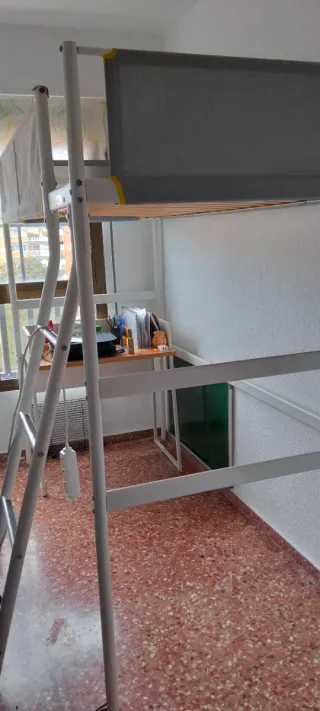 Litera individual alta con escalera y barandilla