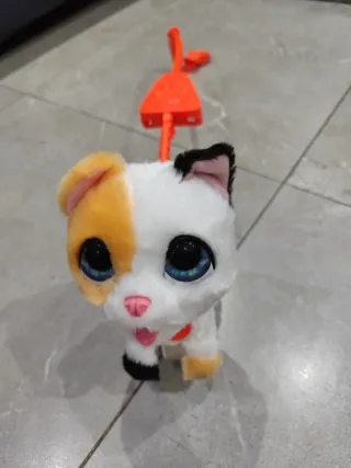 Gato de peluche interactivo con correa