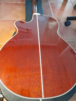 Guitarra Acústica Takamine preamplificada.