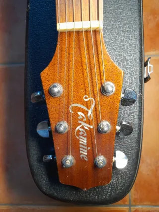 Guitarra Acústica Takamine preamplificada.