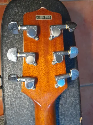 Guitarra Acústica Takamine preamplificada.