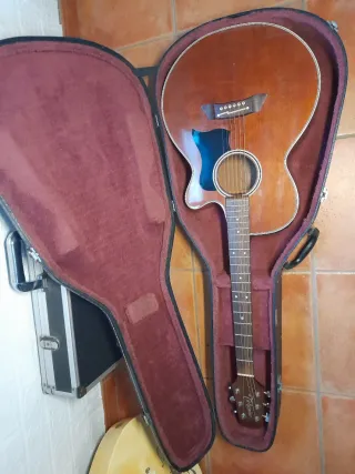 Guitarra Acústica Takamine preamplificada.