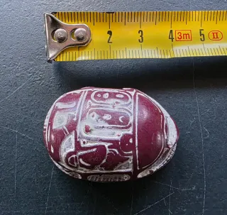 Escarabajo granate con jeroglíficos
