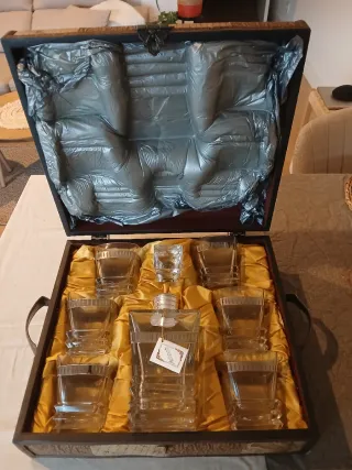 Baúl Set Licorera 6 Vasos + botella Arteco, nuevo