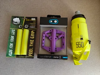 Pedales Crankbrothers, Puños Ridefyl y Portabidón