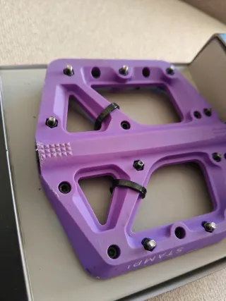 Pedales Crankbrothers, Puños Ridefyl y Portabidón