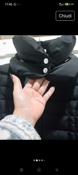 Piumino nero con collo alto