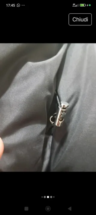 Piumino nero con collo alto