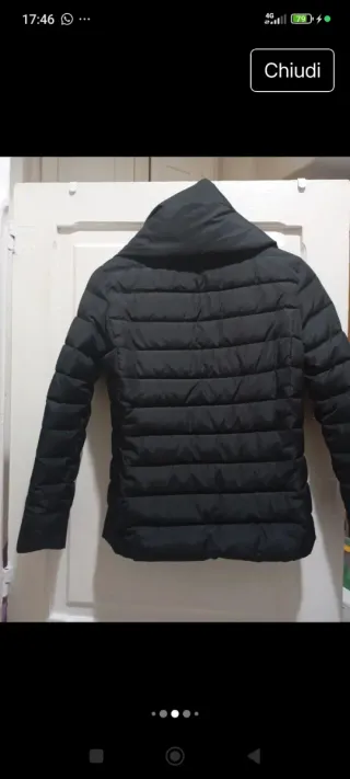 Piumino nero con collo alto