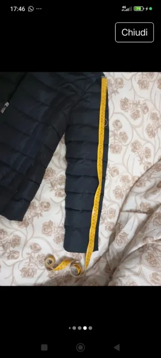 Piumino nero con collo alto