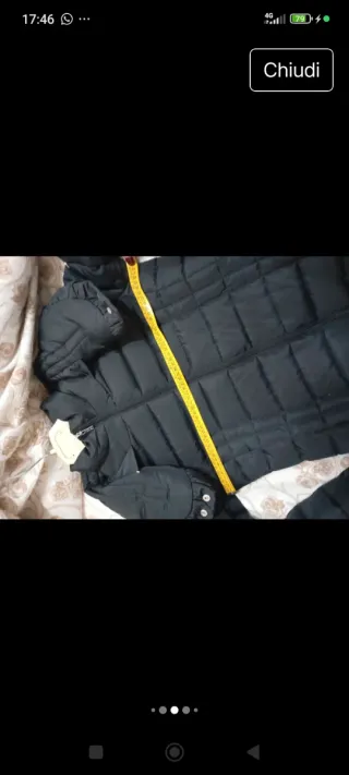 Piumino nero con collo alto