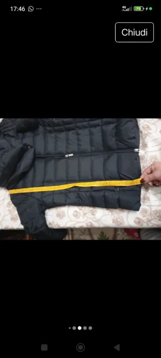 Piumino nero con collo alto