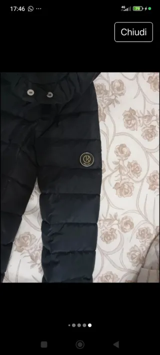 Piumino nero con collo alto