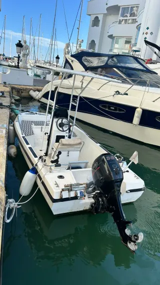Barco 4,71m con amarre en Puerto Marina.