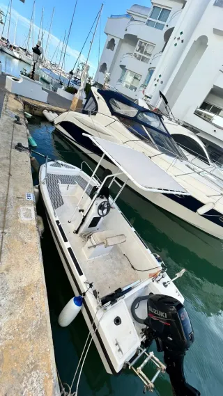 Barco 4,71m con amarre en Puerto Marina.