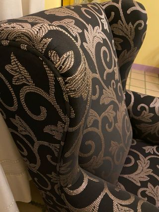 Butaca orejera tela negra y dorada