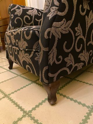 Butaca orejera tela negra y dorada