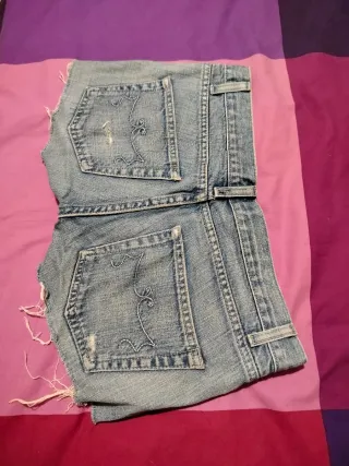 Pantaloncini jeans strappati donna