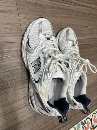 Zapatillas New Balance Blancas y Plateadas