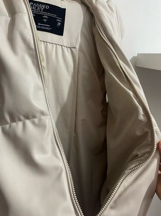 Chaleco beis acolchado sin mangas efecto piel