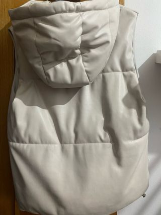 Chaleco beis acolchado sin mangas efecto piel