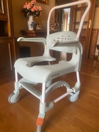 Silla de ducha y WC Clean Etac con apertura