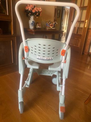 Silla de ducha y WC Clean Etac con apertura