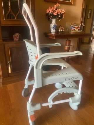 Silla de ducha y WC Clean Etac con apertura