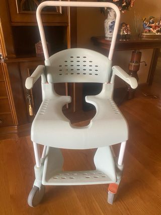 Silla de ducha y WC Clean Etac con apertura