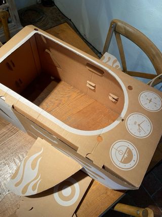 Disfraz avión cartón