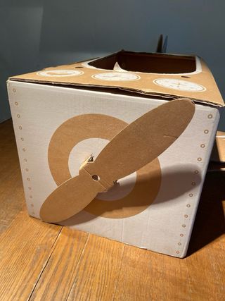 Disfraz avión cartón